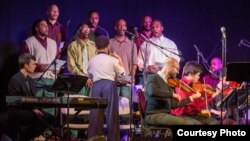 Teaching artist Sarah Elizabeth Charles conducts the Musical Connections Resident Ensemble at Sing Sing Correctional Facility, December 18, 2015 (Photo by Stephanie Berger)