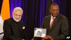 Waziri Mkuu wa Kenya, Narendra Modi (L) na Rais wa Kenya, Uhuru Kenyatta. Julai 11, 2016