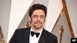 Benicio del Toro a su llegada a la entrega #88 de los premios Oscar. Los Angeles, 28-2-16. Del Toro hace el papel de Alejandro en "Sicario, Day of the Soldado" que se estrena esta semana en Estados Unidos.