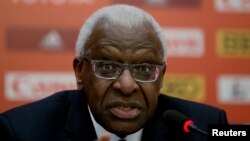 L'ex-président de la Fédération internationale d'athlétisme Lamine Diack, à Pékin le 20 août 2015. (AP Photo/Andy Wong) 