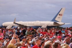 Asistentes a un evento de campaña del presidente Donald Trump en Winston-Salem, Carolina del Norte.