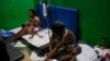 Un niño hace una mueca de dolor en el hospital Immaculee Conception en Les Cayes, Haití, el martes 17 de agosto de 2021, tres días después de que un terremoto azotara la parte suroeste de la nación. [Foto AP / Matias Delacroix]