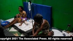 Un niño hace una mueca de dolor en el hospital Immaculee Conception en Les Cayes, Haití, el martes 17 de agosto de 2021, tres días después de que un terremoto azotara la parte suroeste de la nación. [Foto AP / Matias Delacroix]