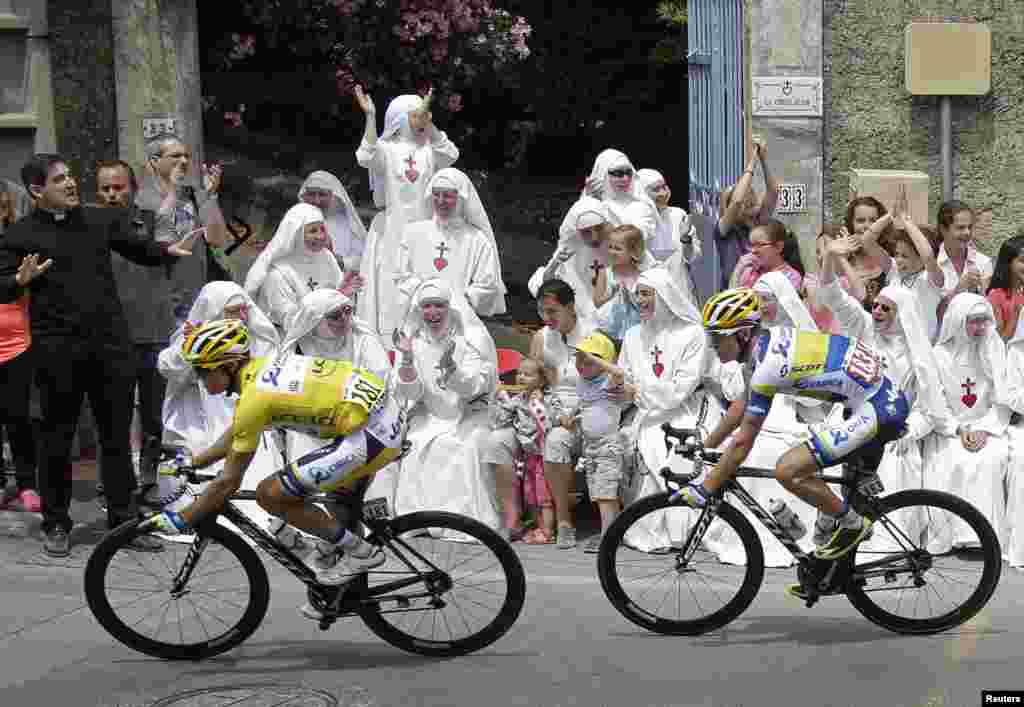 Para biarawati menyaksikan lomba balap sepeda Tour de France pada etape kelima dari Cagnes-Sur-Mer ke Marseille, Perancis yang berjarak 228,5 km.