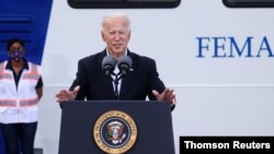 El presidente Joe Biden habla aa un grupo de periodistas y voluntarios en un centro de vacunación en Houston, Texas, el 26 de febrero de 2021.