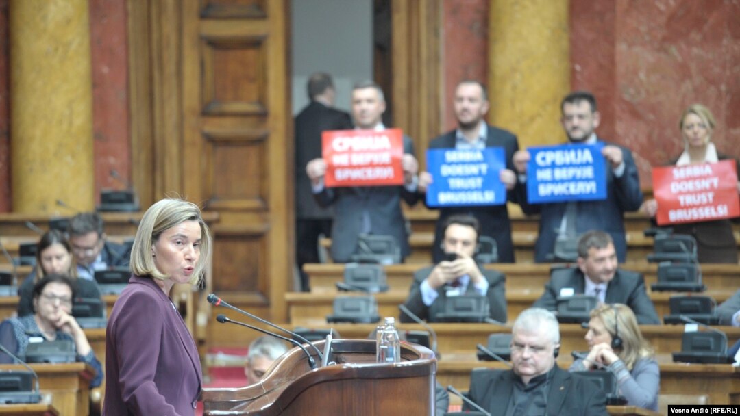 Visoka predstavnica EU Federika Mogerini održala je govor u Skupštini Srbije praćena skandiranjem predstavnika SRS. 