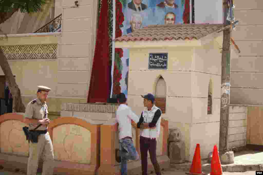 A new street sign on the church wall says in Arabic “Martyrs street (previously, Ali Mubarak St.),” to indicate a change of name after the terror attack in Tanta, Egypt. Saturday, May 20, 2017. (H. Elrasam/VOA)