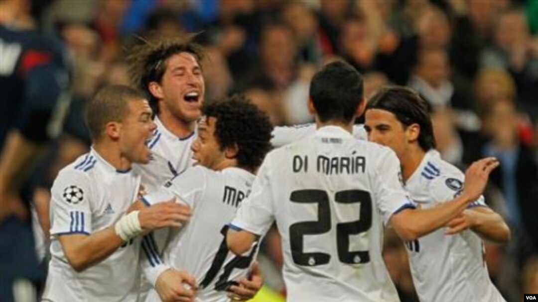 Para pemain Real Madrid merayakan gol yang dicetak Marcelo (tengah) dalam laga kedua putaran 16 besar Liga Champions melawan Lyon di Stadion Santiago Bernabeu, Rabu (16/3).