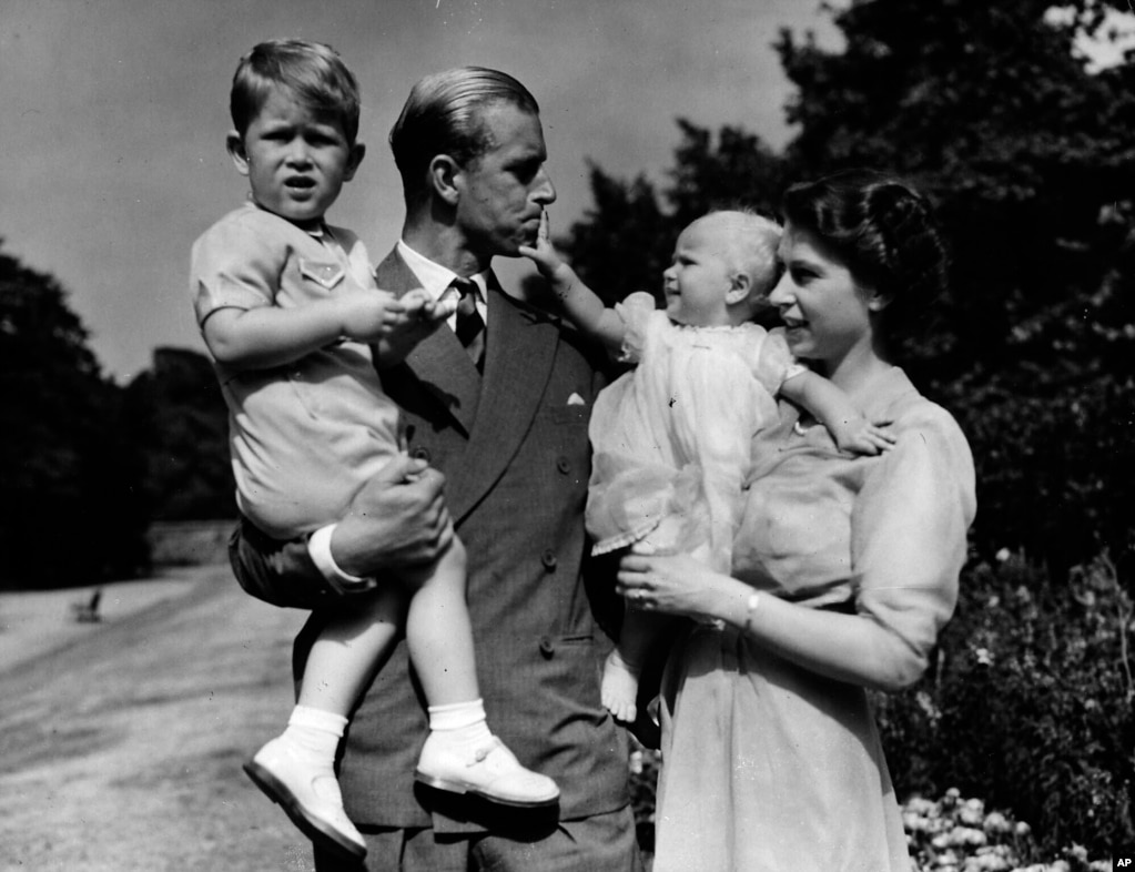 پرنس فلپ کی اپنی اہلیہ شہزادی ایلزبتھ اور اپنے بچوں شہزادہ چارلس اور شہزادی این کے ساتھ 1951 کی ایک یادگار تصویر۔