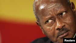 Le président ougandais Yoweri Museveni tient une conférence de presse lors de la réunion des chefs de gouvernement du Commonwealth (CHOGM) à La Valette le 25 novembre 2005.