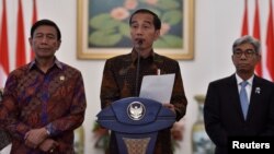 Presiden Joko Widodo, didampingi Menko Polhukam Wiranto (kiri), memberikan pernyataan di Istana Bogor (foto: dok). 