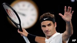 Petenis Swiss Roger Federer merayakan kemenangan setelah mengalahkan Tomas Berdych dari Republik Cheko di laga perempat final Australia Terbuka, di Melbourne, Australia, 24 Januari 2018.