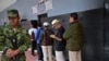 Ekvador cumhurbaşkanlığı seçimleri sırasında seçmenler oy kullanmak için beklerken.