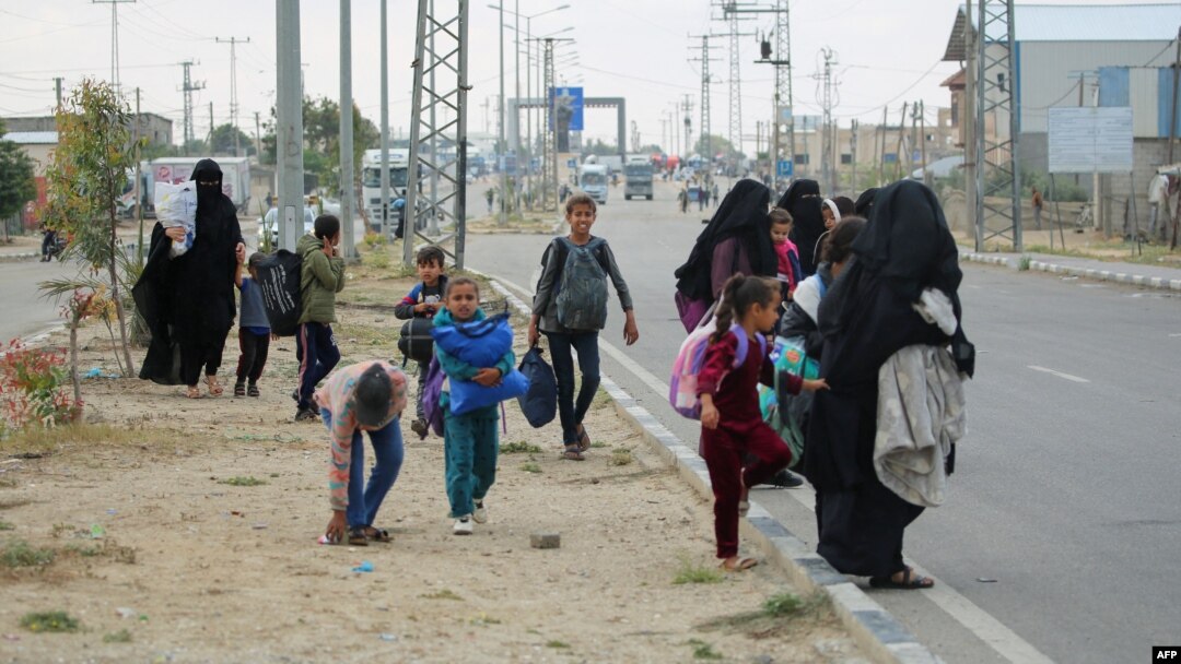 Người Palestine tìm đường sơ tán sau khi nhận được hướng dẫn của Israel.