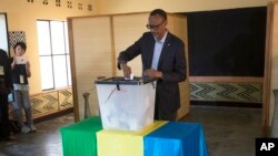Perezida Kagame arimo gutora. 