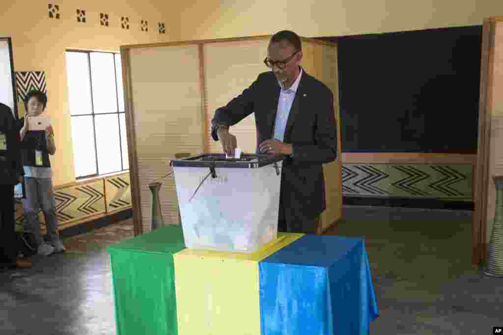 Paul Kagame glisse son bulletin dans l&rsquo;urne au bureau de vote à l&rsquo;école primaire Rugunga, dans la capitale rwandaise, Kigali, 4 août 2017.