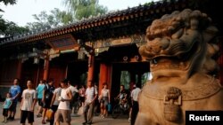 北京大學校門口的行人（2016年7月27日）