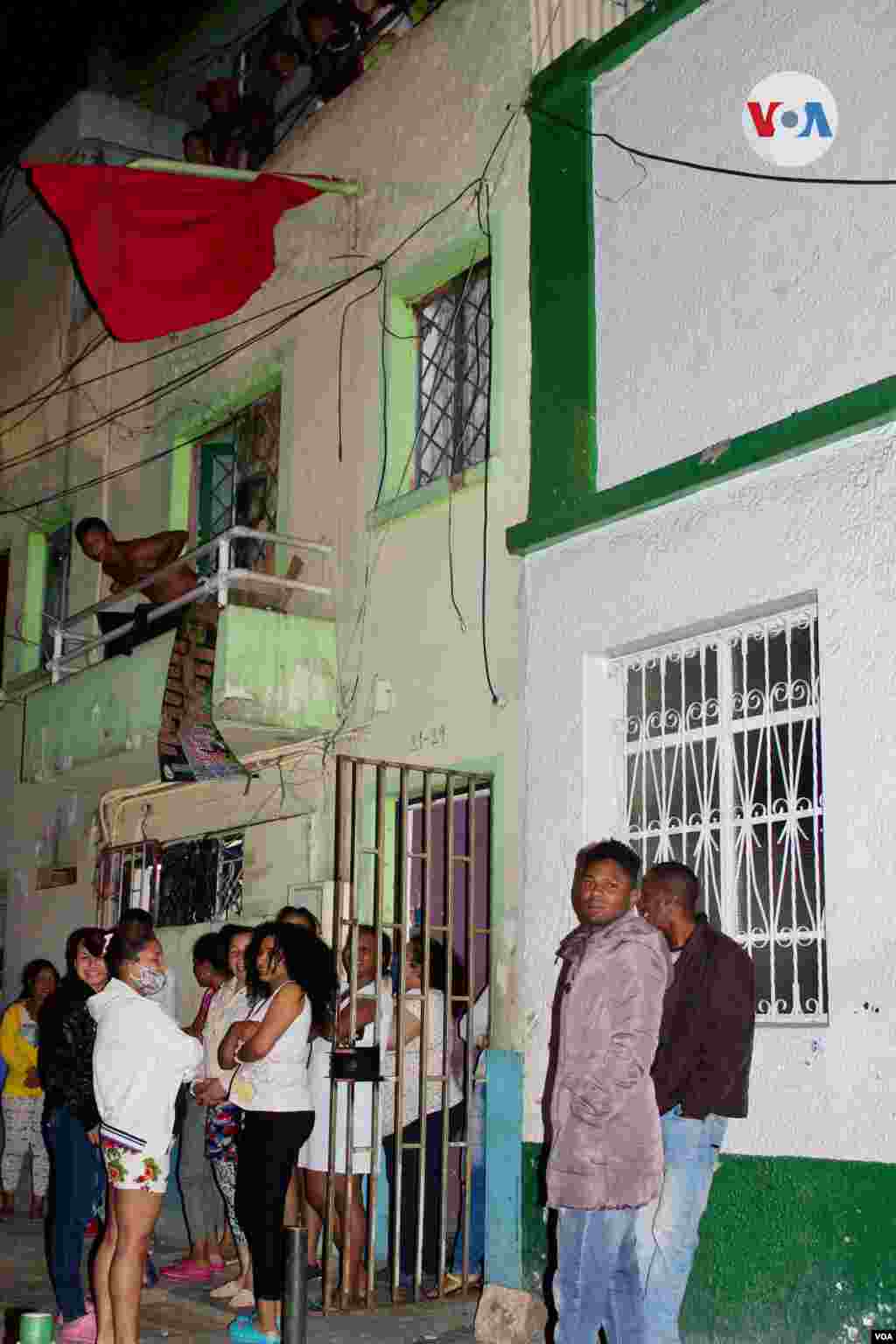 En esta casa, viven alrededor de 80 personas que no tienen ingresos, pues trabajan en el área obrera del sector de la construcción y la caurentena no les ha permitido tener ingresos.