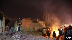 중국 간쑤성 지진 피해 주민들이 19일 모닥불 주변에 모여 추위를 피하고 있다.