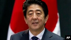 Ông Abe đưa ra đề xuất tổ chức 'Olympic Người máy' trong chuyến tham quan hai nhà máy chế tạo robot ở Tokyo và Saitama.
