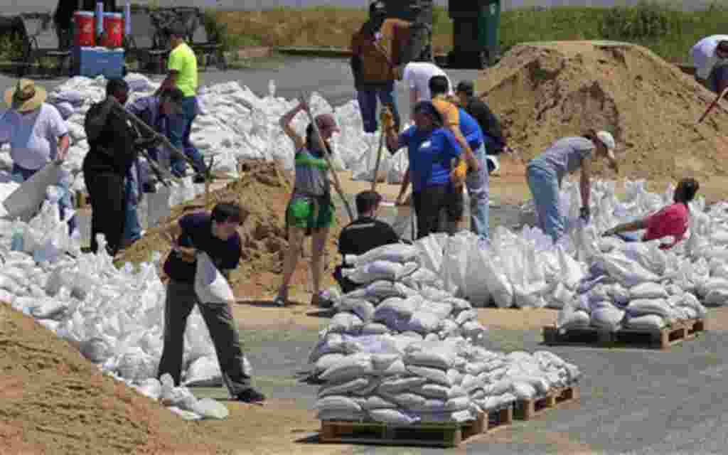 Los voluntarios llenan sacos de arena en la arena para preparar una pirámide ante la crecida del río Mississippi, en Memphis, Tennessee, 4 de mayo 2011.
