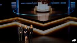 Desde la izquierda, Steve Carell, Reese Witherspoon y Jennifer Aniston en el Teatro Steve Jobs durante un evento para anunciar nuevos productos Apple, el 25 de marzo de 2019, en Cupertino, California.