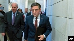 Републиканците го претставија нацрт-законот во понеделникот, и покрај барањето на претседателот Џо Бајден за широк пакет од 106 милијарди долари кој ќе вклучува финансирање за Израел, Тајван и Украина, како и хуманитарна помош