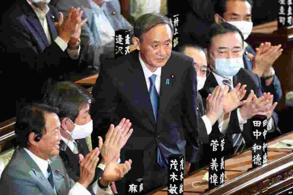یوشیهیده سوگا، به عنوان نخست وزیر جدید ژاپن جایگزین شینزو آبه شد. آقای آبه پیشتر اعلام کرده بود به دلیل بیماری دستگاه گوارشی از سمت خود کناره گیری می‌کند.