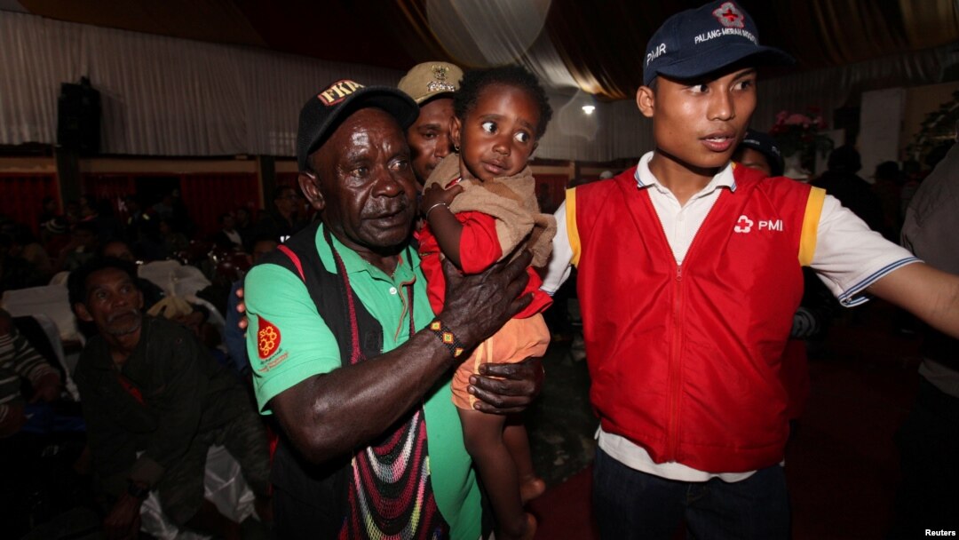 Petugas Palang Merah Indonesia membantu warga mengungsi dari wilayah yang diduduki oleh kelompok bersenjata dekat tambang tembaga Grasberg yang dikelola oleh Freeport McMoRan Inc, di Mimika, Provinsi Papua, 17 November 2017 lalu (foto: ilustrasi).