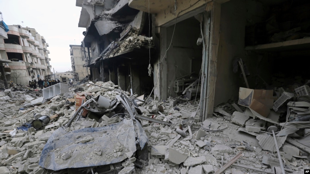 Uništena zgrada nakon vazdušnog udara u gradu Arihu, pokrajina Idlib, Sirija.