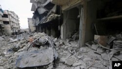Uništena zgrada nakon vazdušnog udara u gradu Arihu, pokrajina Idlib, Sirija.