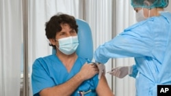 ရိုမေးနီးယားနိုင်ငံ Bucharest မြို့မှာ အမျိုးသားတဦးကို ကိုဗစ်ကာကွယ်ဆေး ထိုးပေးနေတဲ့ မြင်ကွင်း။ (ဒီဇင်ဘာ ၂၇၊ ၂၀၂၀)