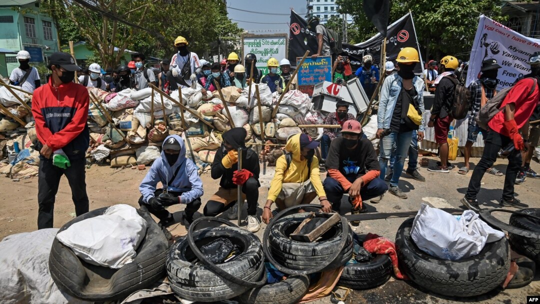 Demonstran membangun barikade selama aksi protes antikudeta di Yangon, Myanmar (20/3). 