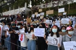 میانمار میں فوجی قبضے کے خلاف لوگوں کا مظاہرہ۔ 10 فروری 2021