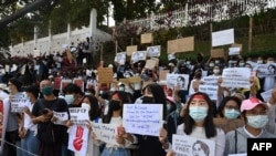 Waandamanaji wakiwa mbele ya ubalozi wa Marekani mjini Yangon Februari 10, 2021, wakipinga mapinduzi ya kijeshi yaliyo fanyika Februari 1, nchini Myanmar (Photo by Sai Aung Main / AFP)