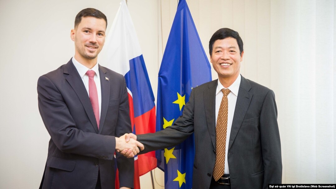 Đại sứ Dương Trọng Minh (phải) và Quốc vụ khanh Slovakia Lukas Parizek.
