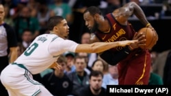 LeBron James des Cleveland Cavaliers, à droite, contre Jayson Tatum des Boston Celtics, finale de la Conférence Est, Boston, le 13 mai 2018. 