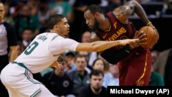 Jayson Tatum, à gauche, contre LeBron James (alors avec les Cavaliers), Boston, le 13 mai 2018.