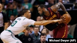 Džejson Tejtum (Boston) čuva Lebrona Džejmsa (Klivlend) u prvoj utakmici finala Istočne konferencije NBA plej-ofa (Foto: AP/Michael Dwyer) ) 