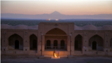 کاروانسرای دیر گچین، بزرگترین کاروانسرای خشتی گچی ایران در استان قم واقع شده است.<br />
عکس: مصطفی معراجی