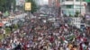 Mahasiswa dan aktivis membawa bendera Bangladesh dalam pawai protes oleh Students Against Discrimination untuk memperingati satu bulan pengunduran diri mantan Perdana Menteri Sheikh Hasina , Dhaka, 5 September 2024. (Foto: AP)