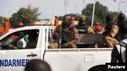 Des gendarmes mènent une patrouille à Ouagadougou , Burkina Faso, 22 septembre 2015. 