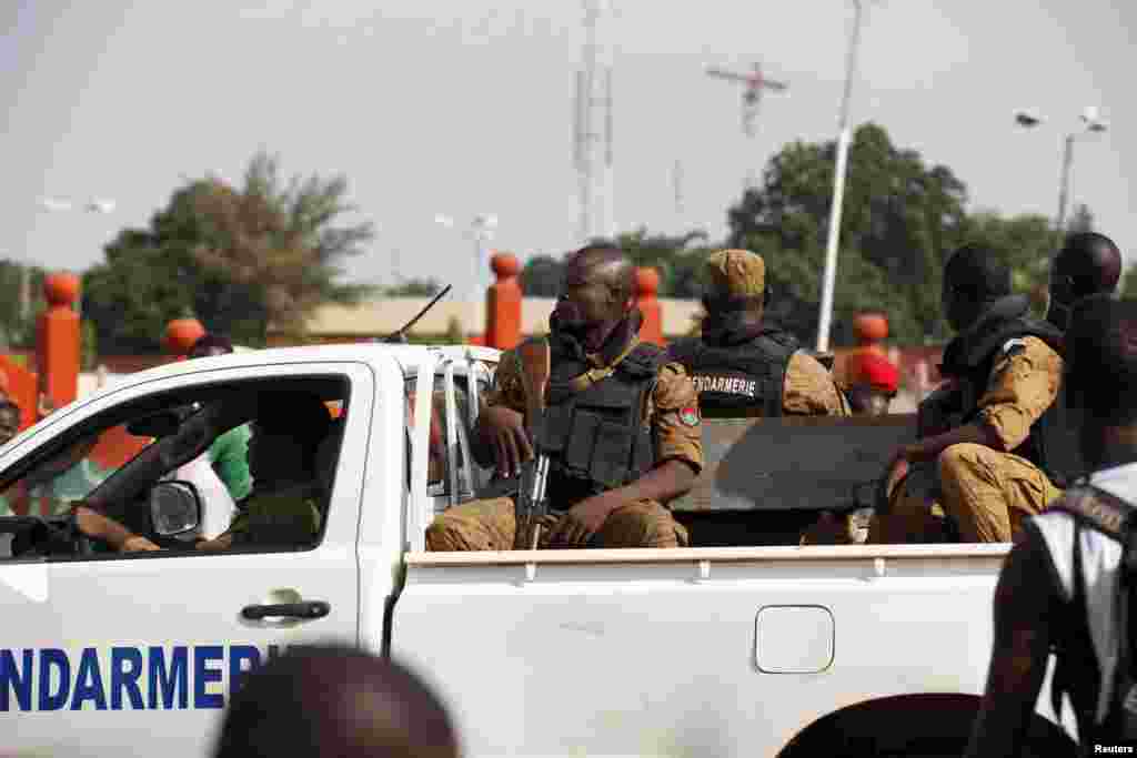 Gendarmes drive by anti-coup protesters in Ouagadougou, Burkina Faso, September 22, 2015. REUTERS/Joe Penney - RTX1RTOJ