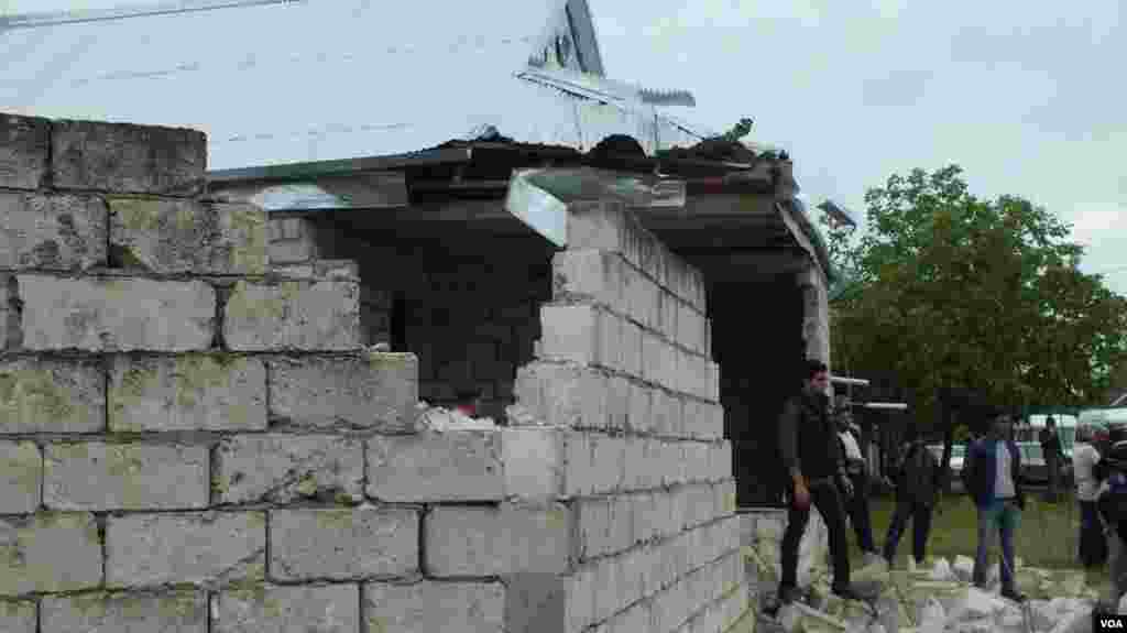 Artileriya atəşi ilə dağıdılmış ev