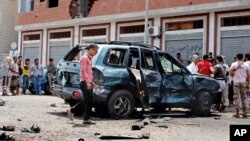 Warga berkumpul di TKP bom bunuh diri di kota Aden, Yaman.