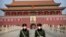 中国武警2020年1月27日星期一在北京天安门广场站岗时戴上口罩。