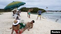 Turistas en una playa del archipiélago de Los Roques, Venezuela, el 29 de mayo de 2015. Este es uno de los únicos destinos turísticos en que ha sido restablecido el acceso en el contexto de la pandemia de coronavirus.