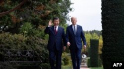 美国总统拜登与中国国家主席习近平在加州伍德塞德举行了双边峰会后一道漫步。(2023年11月15日)