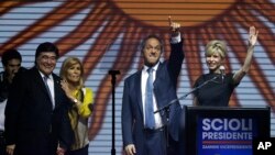 El gobernador de Buenos Aires y candidato oficialista a la presidencia de Argentina, Daniel Scioli, y su esposa Karina Rabolini, saludan a sus partidarios en el cierre de campaña, el jueves, 22 de octubre de 2015.