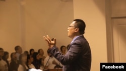 在這張日期不明的臉書照片中，成都秋雨聖約教會創始人王怡牧師在教會佈道。